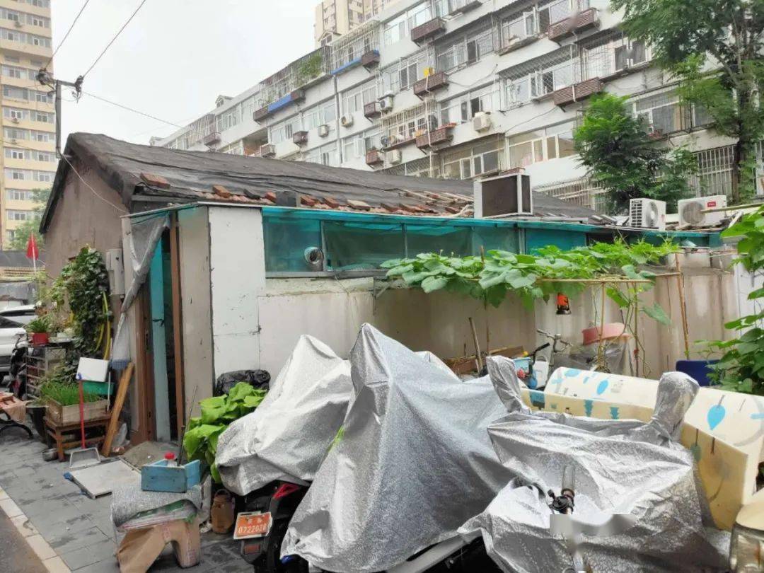 张女士告诉记者,小区院里之前有一片这样的平房,建于上世纪80年代