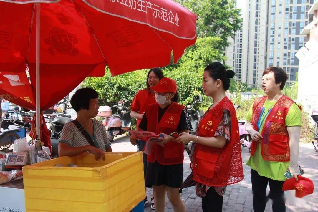 志愿者进行"八闽健康码","爱家你就用公筷"主题宣传推广