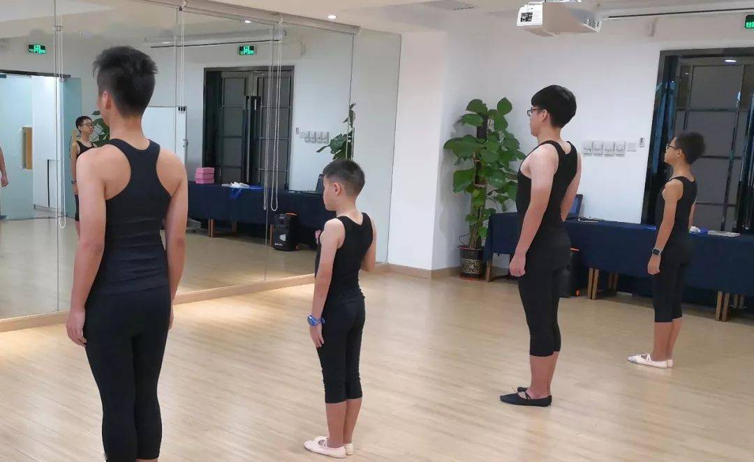 让孩子更挺拔自信 │ 青少年形体礼仪暑期班(男生班)名额预定中