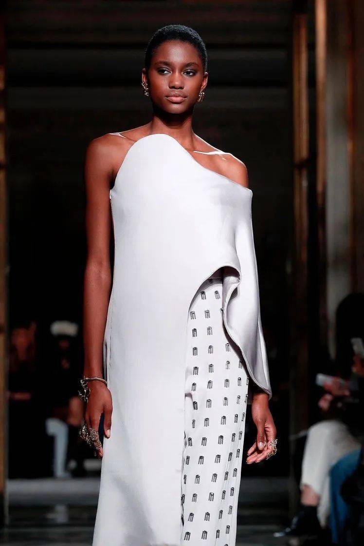 高定|美中带飒！对决于每一寸肌肤的高定细节，赋予了女性之美的全新定义