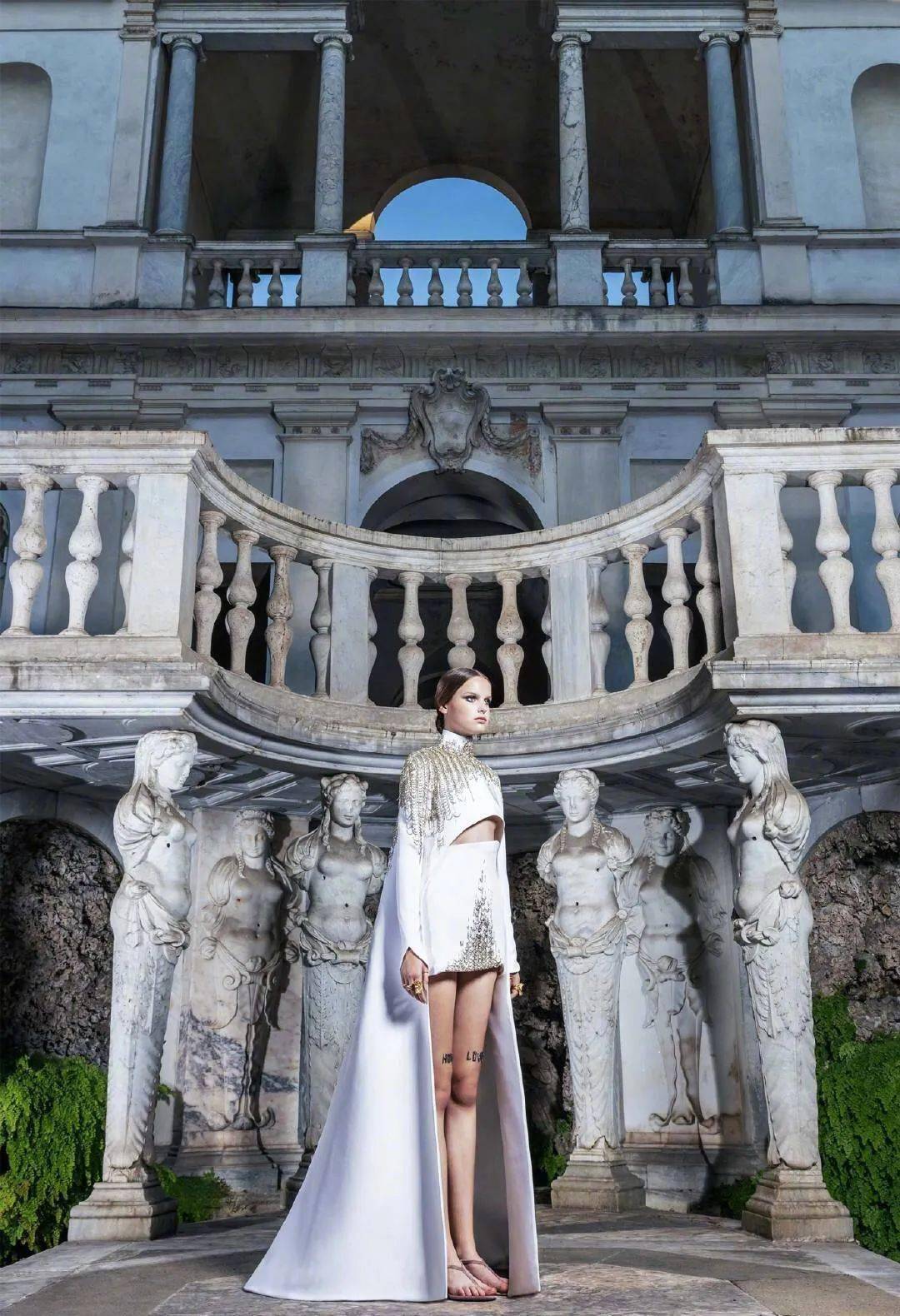 高定|美中带飒！对决于每一寸肌肤的高定细节，赋予了女性之美的全新定义