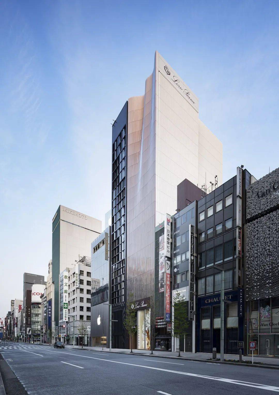 银座|LVMH 在东京银座的两个奢侈品店,丝般金属和水晶玻璃,各有各的高级
