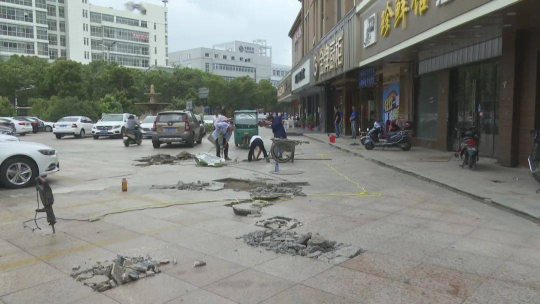 在罗塘街道,蓝岳相府小区前的一条道路上,工人们正在现场忙碌地施工.