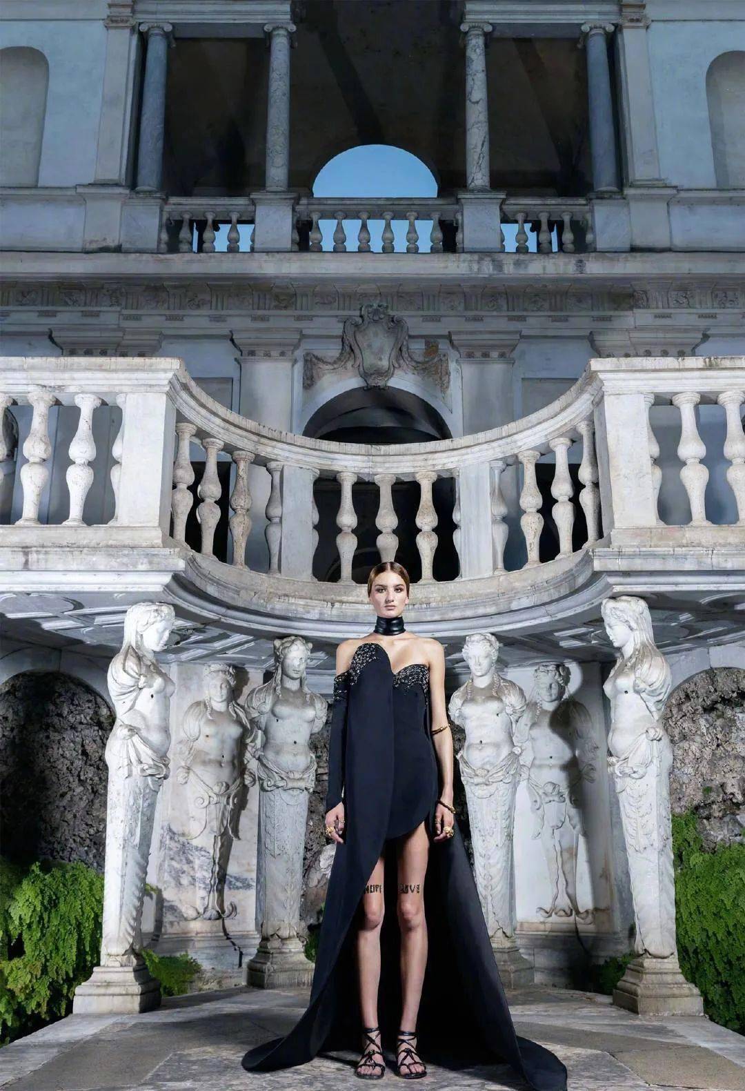 高定|美中带飒！对决于每一寸肌肤的高定细节，赋予了女性之美的全新定义