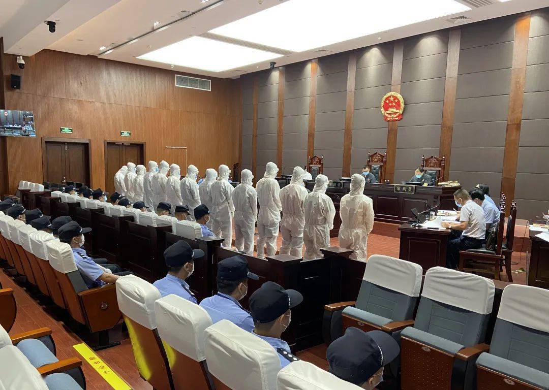 诸暨法院开庭!14名被告,穿防护服受审