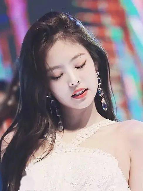 项链|也许你和万茜 泫雅 Jennie衣品的距离，只差这几件配饰的运用！