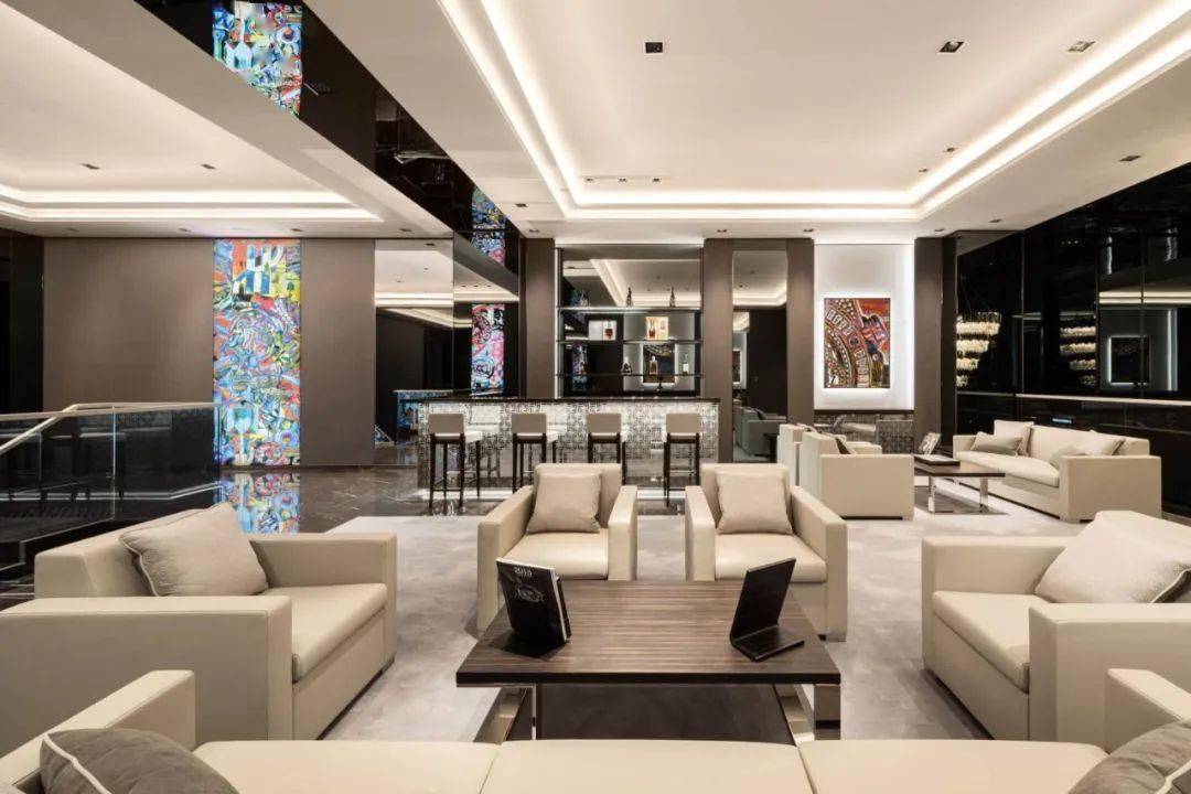 银座|LVMH 在东京银座的两个奢侈品店,丝般金属和水晶玻璃,各有各的高级