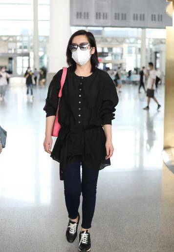 五五|秦海璐现身机场,打扮朴素,身材五五分一点不像女明星