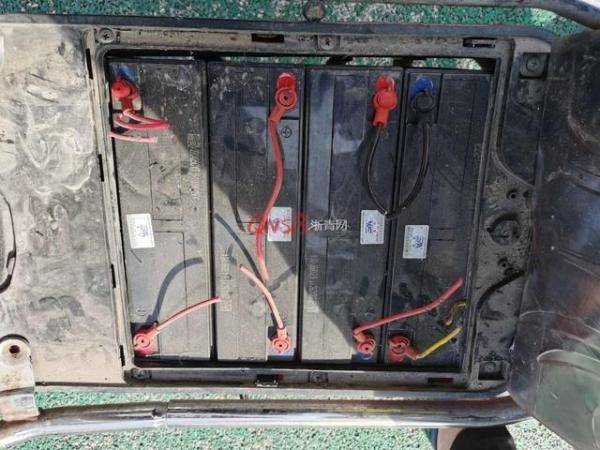 杜甫村|男子正在偷电动车电瓶时车主来了，他一秒入戏变身“热心市民”说要帮忙