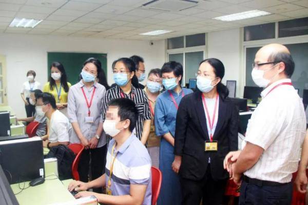 高考|【聚焦】考生家长代表今天“探秘”高考数学评卷点！