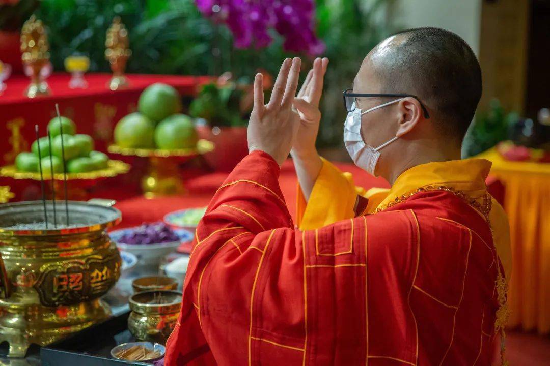 法师们虔心礼诵《华严经》,祈愿三宝加被,并发起菩提心度众生得解脱