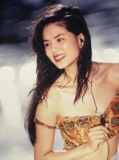 网友|“最美小龙女”晒30年前火辣旧照 引网友惊呼