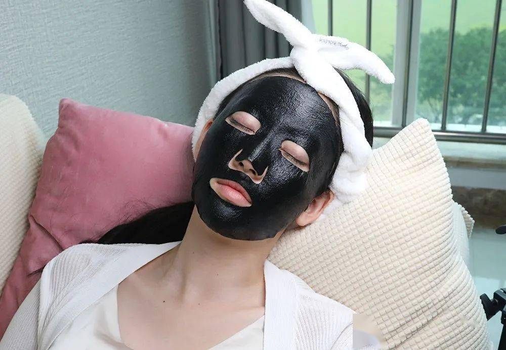 网友|“韩国童颜美女”私照曝光！50岁撩到国民男神，网友酸哭：这女人段位太高！