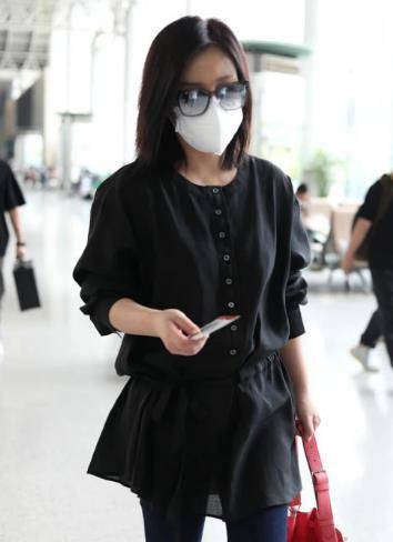 五五|秦海璐现身机场,打扮朴素,身材五五分一点不像女明星