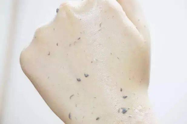 角质|能搓出“脏东西”的它3秒卖出一瓶！去角质、黑头、收毛孔，给你肌肤来次“大扫除”!