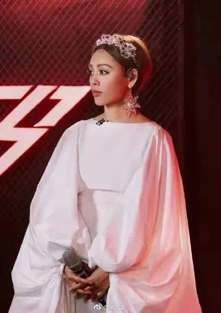 耳环|人狠话不多，厚积薄发的她们到底靠什么赢？深扒了舞台造型后大家都沉默了...