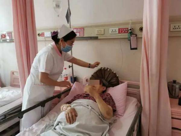 母女|西安一对母女被困电梯4天机智求生！“住4层别墅，没带手机”