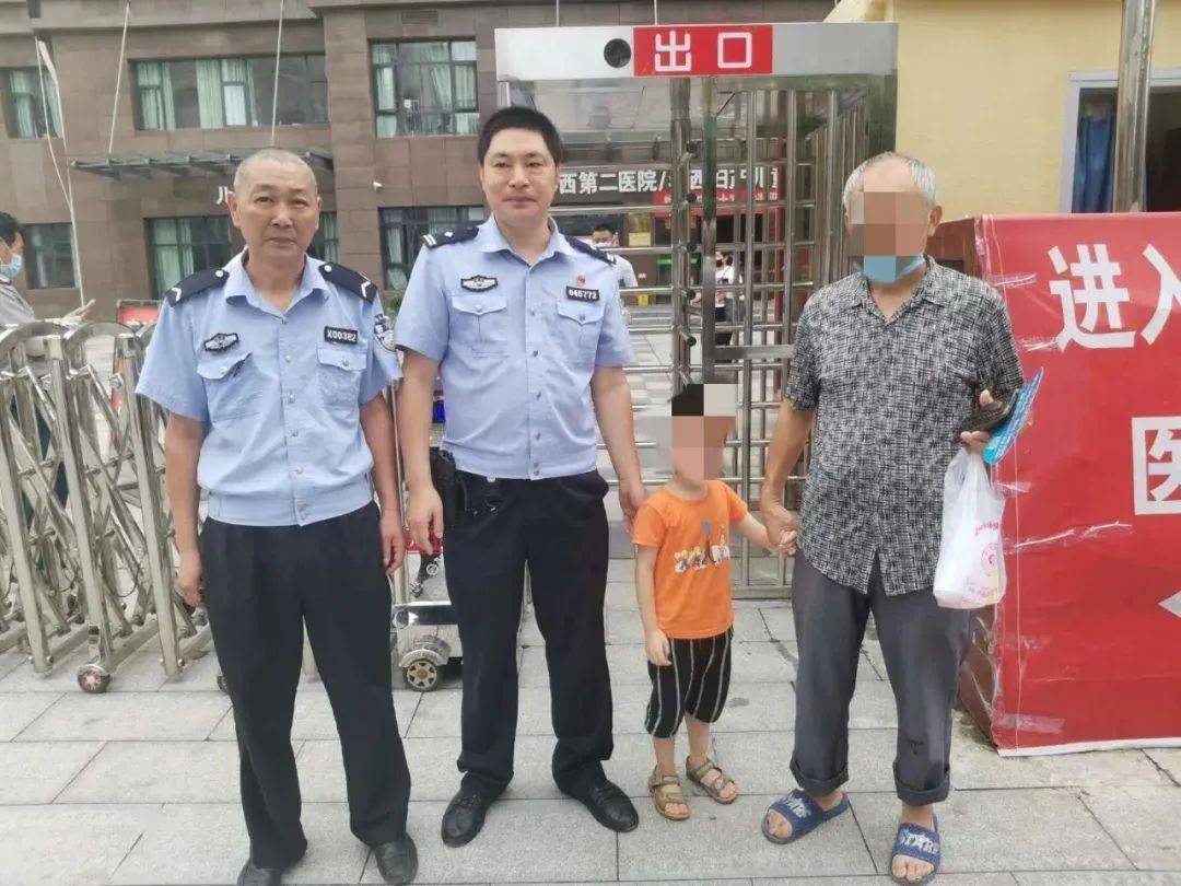 蓬安:4岁小孩走失 民警迅速找回