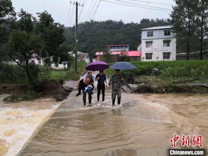 洪涝灾害发生后,基层干部组织转移被困群众 陈祖园 摄