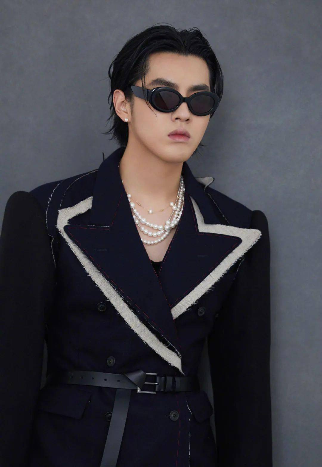 发型|王一博又解锁了新妆发？我宣布男明星在美容方面比女生还用力！