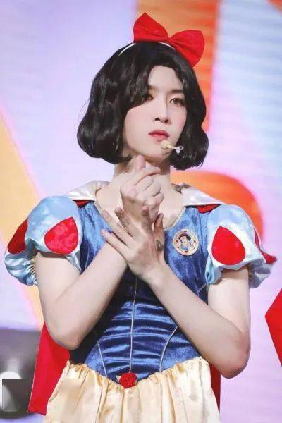 发型|王一博又解锁了新妆发？我宣布男明星在美容方面比女生还用力！