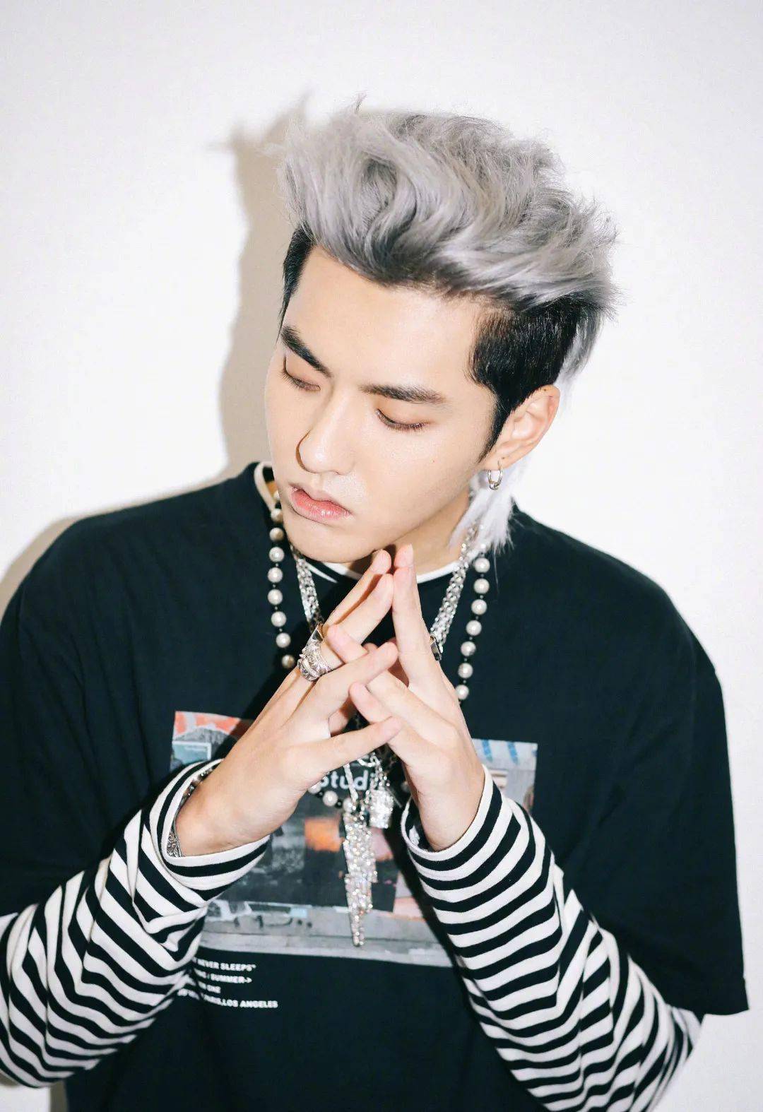 发型|王一博又解锁了新妆发？我宣布男明星在美容方面比女生还用力！