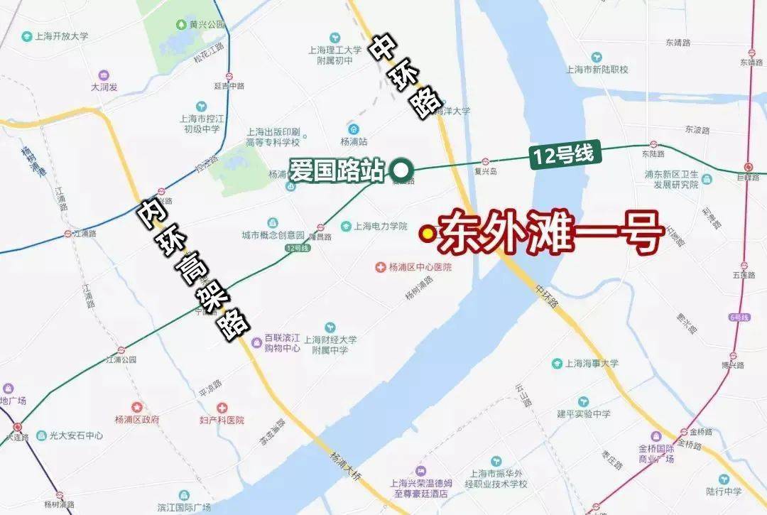 从地图上看,小区距离黄浦江面直线距离约630米,距离最近的地铁站12号