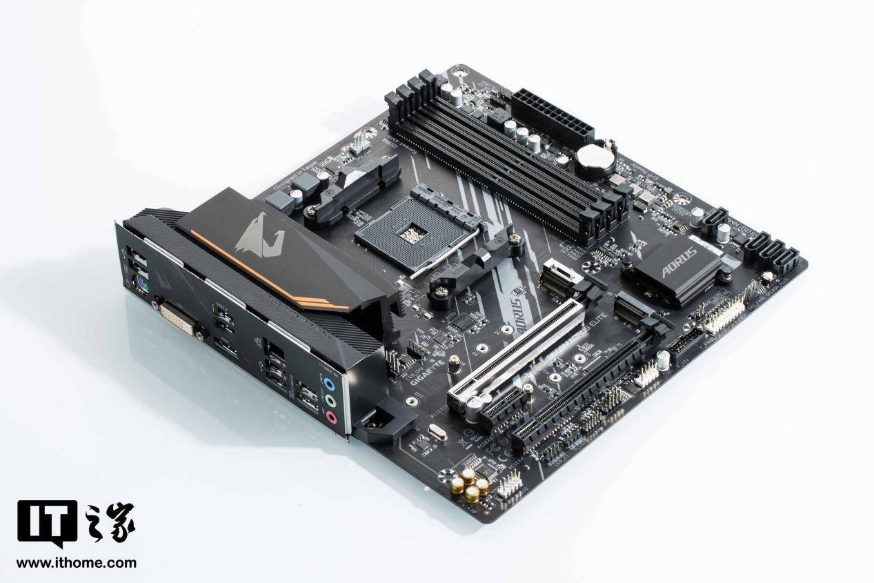 【IT之家开箱】技嘉 B550M AORUS ELITE 小雕主板图赏_接口