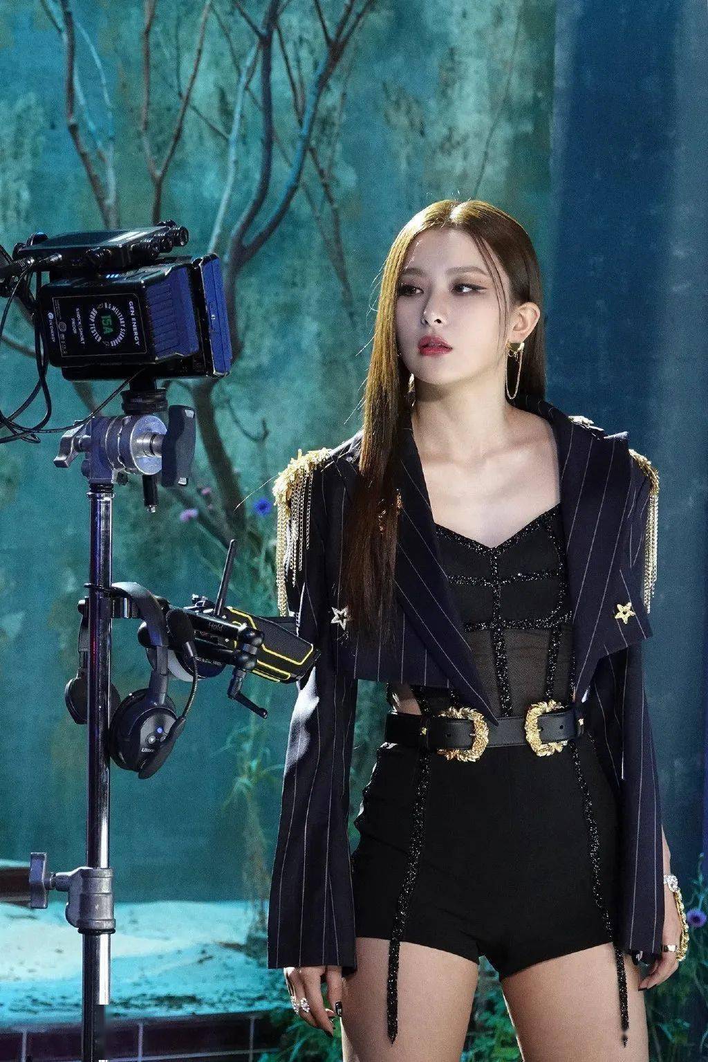 单眼皮|裴珠泫&姜涩琪小分队营业！谁说单眼皮没有春天？