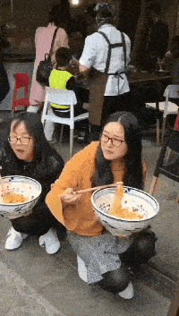 搞笑gif:可怜的姑娘,饿的这么瘦了还穿着破裤子!