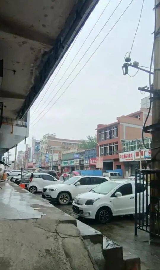伊川:顺城街车辆随意停放,人行道形同虚设!