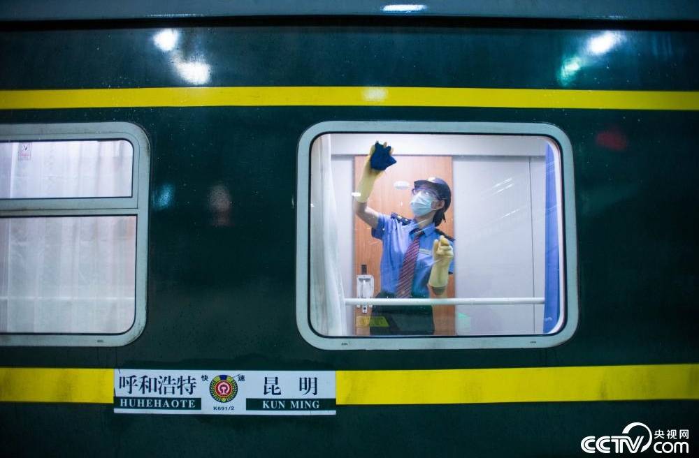 小时|“蒸桑拿”的列车员