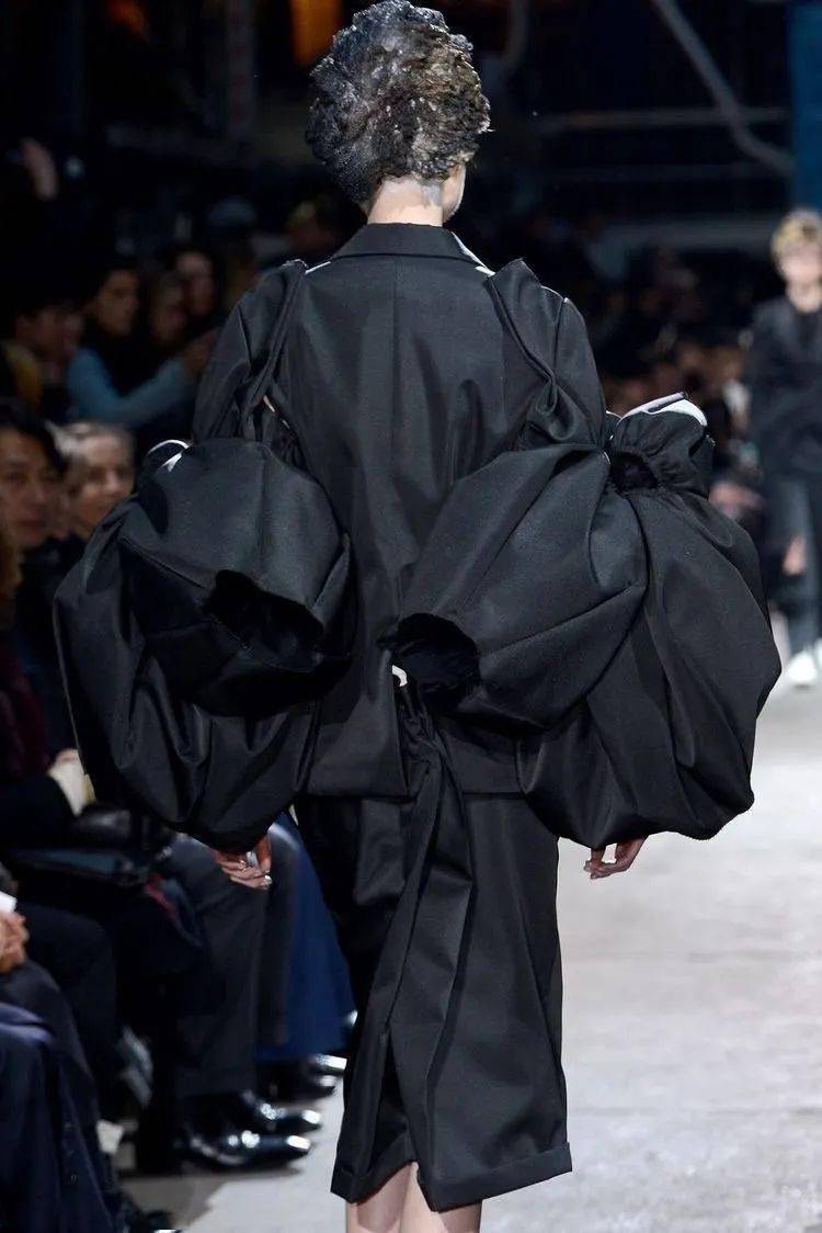 服装|时装秀场上美到窒息的"背影杀杀杀杀手"?神仙设计师俘获芳心的秘诀就是不放过任何一个细节!