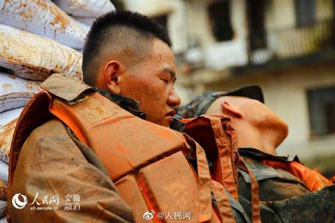 抗洪|嘘…让抗洪战士多睡会吧