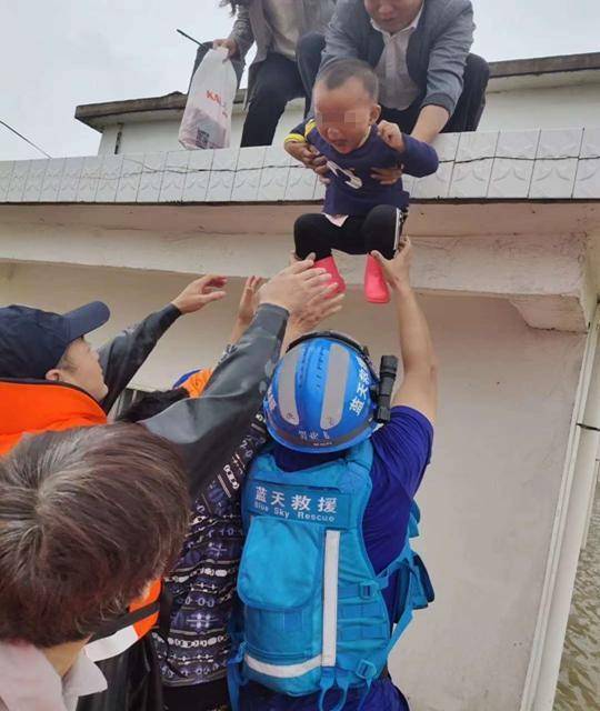 救援|中牟县蓝天救援勇士星夜驰援固始 已救出300余人