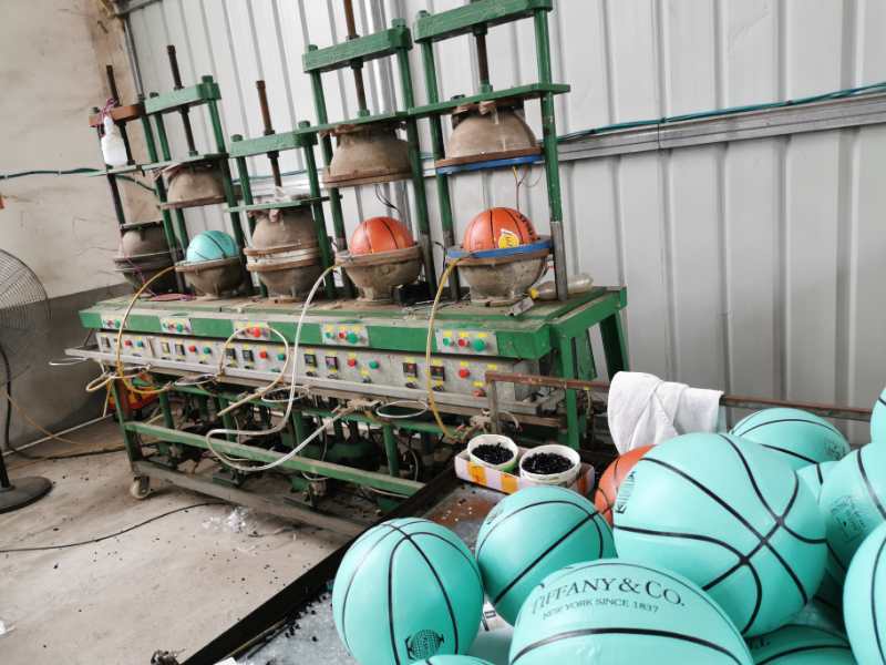 周智灵|限量款“蒂芙尼”联名篮球只卖7折？一制假工厂被捣毁