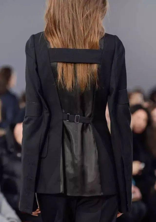 服装|时装秀场上美到窒息的"背影杀杀杀杀手"?神仙设计师俘获芳心的秘诀就是不放过任何一个细节!