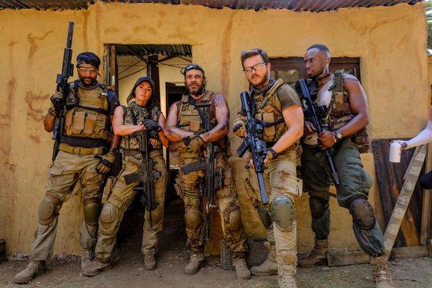 梅根·福克斯|梅根·福克斯出演《侠盗》8月28日上线，演佣兵怼狮子