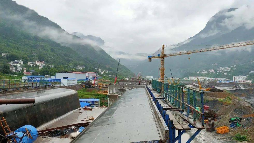 项目建设进行时风雨无阻夜以继日鼎力编织兴山高铁梦