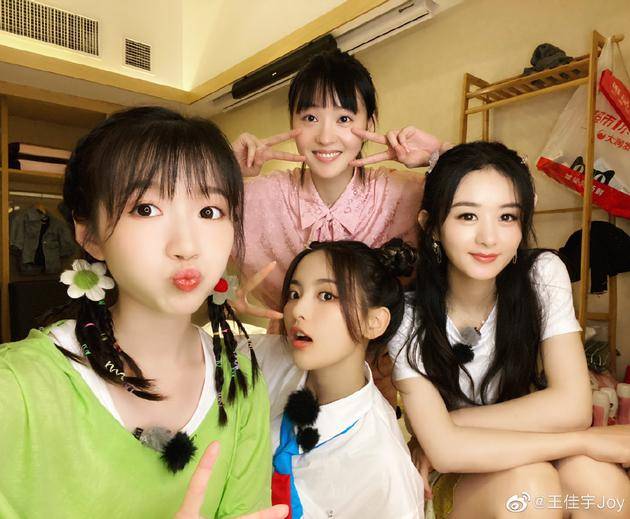 李浩菲|《中餐厅》杀青合照曝光 赵丽颖杨超越同框养眼