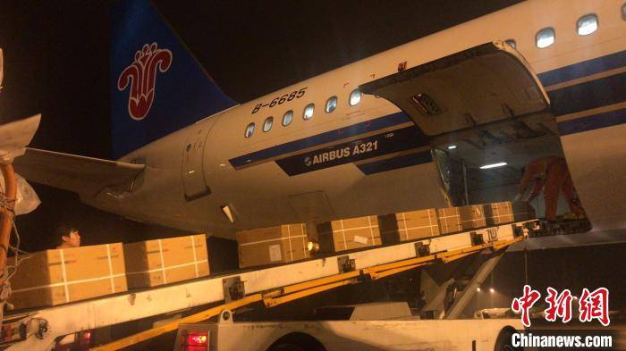 包机|南航包机紧急承运1.46吨防疫物资从上海飞抵新疆