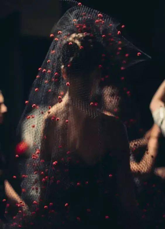 服装|时装秀场上美到窒息的"背影杀杀杀杀手"?神仙设计师俘获芳心的秘诀就是不放过任何一个细节!