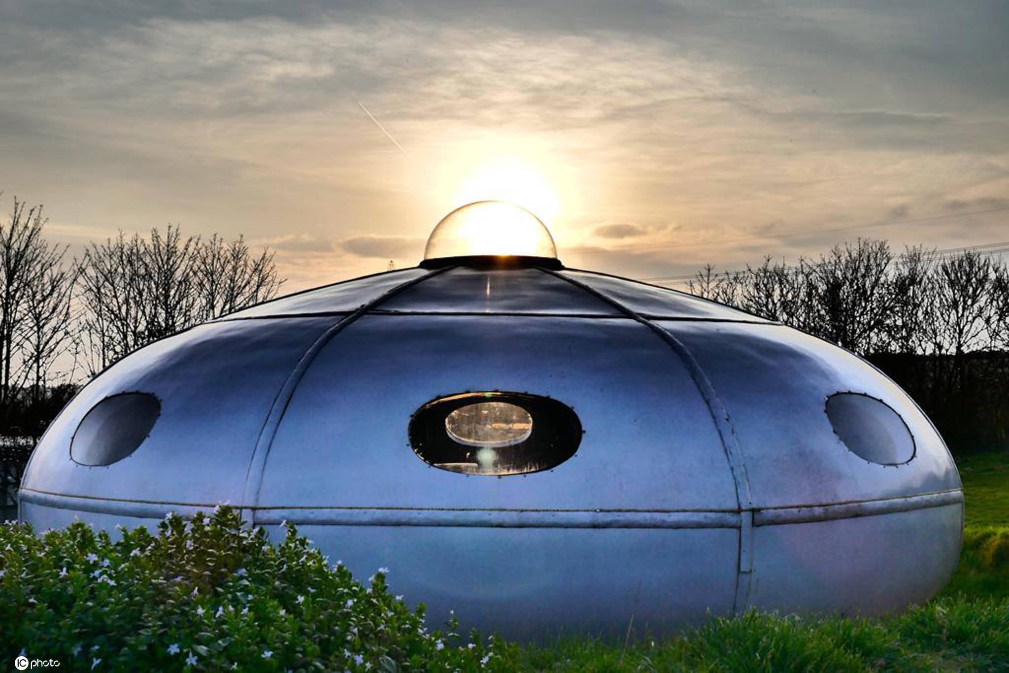 目的地|未来感十足！英国男子打造科幻风豪华野营目的地