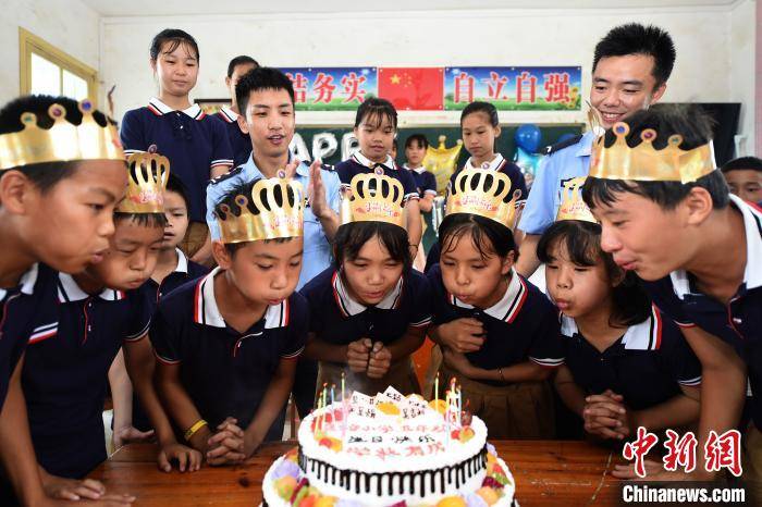 贫困村|浙江边防民警支教广西贫困村 殷殷陪伴温暖孩子求学路