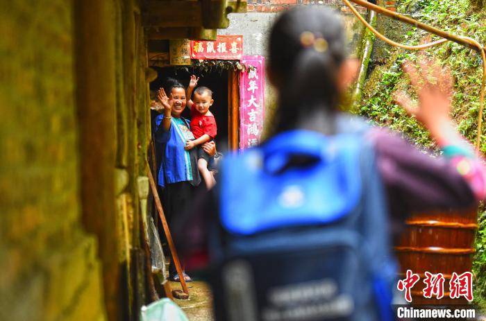 贫困村|浙江边防民警支教广西贫困村 殷殷陪伴温暖孩子求学路