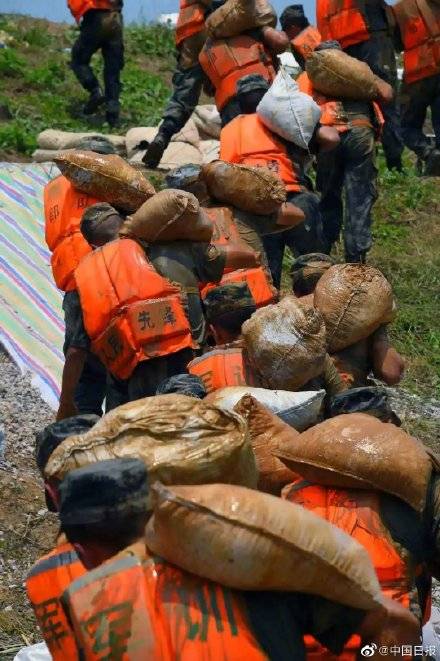 抗洪|泪目！抗洪前线的震撼瞬间