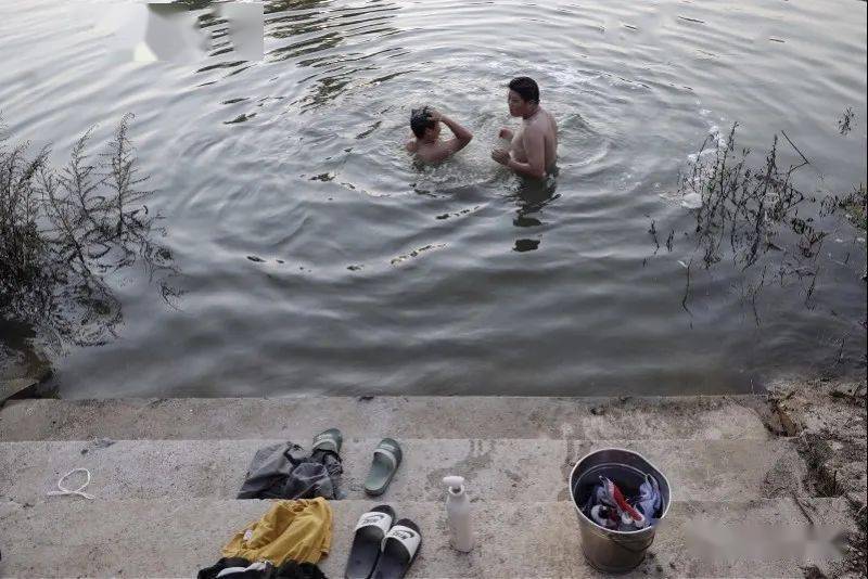 村民|新房泡在水中，一家三口留住二楼，出入靠划船