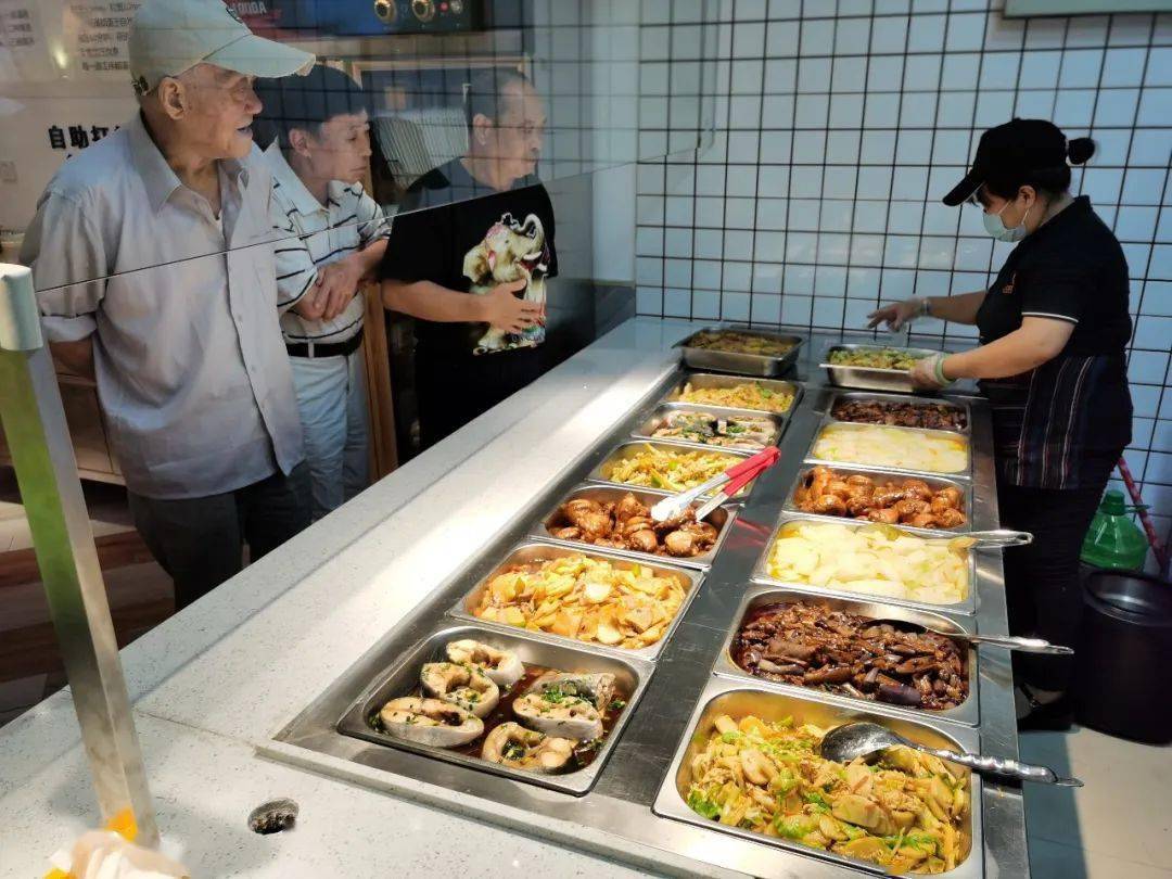 食堂的饭菜 全部由知名餐饮企业 福建久号餐饮管理有限公司提供 质量