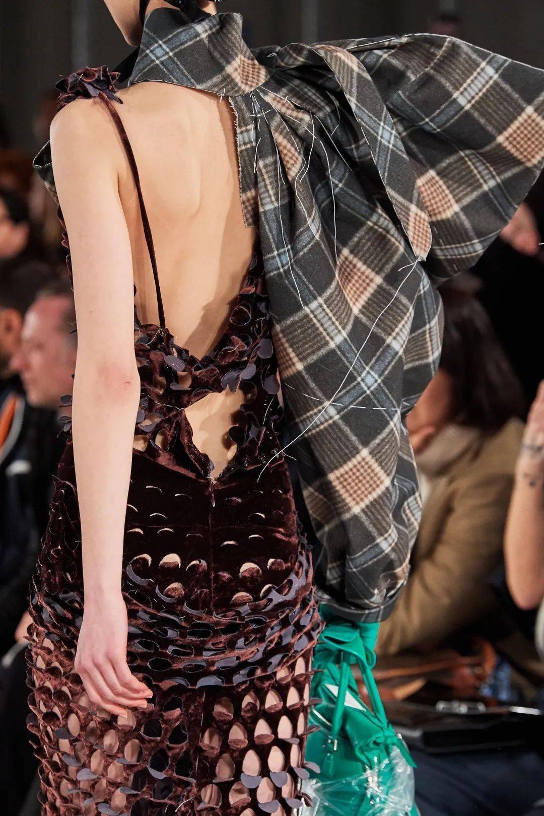 服装|时装秀场上美到窒息的"背影杀杀杀杀手"?神仙设计师俘获芳心的秘诀就是不放过任何一个细节!