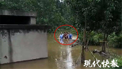 小伙被困屋顶吓哭,村干部和民警游泳救人